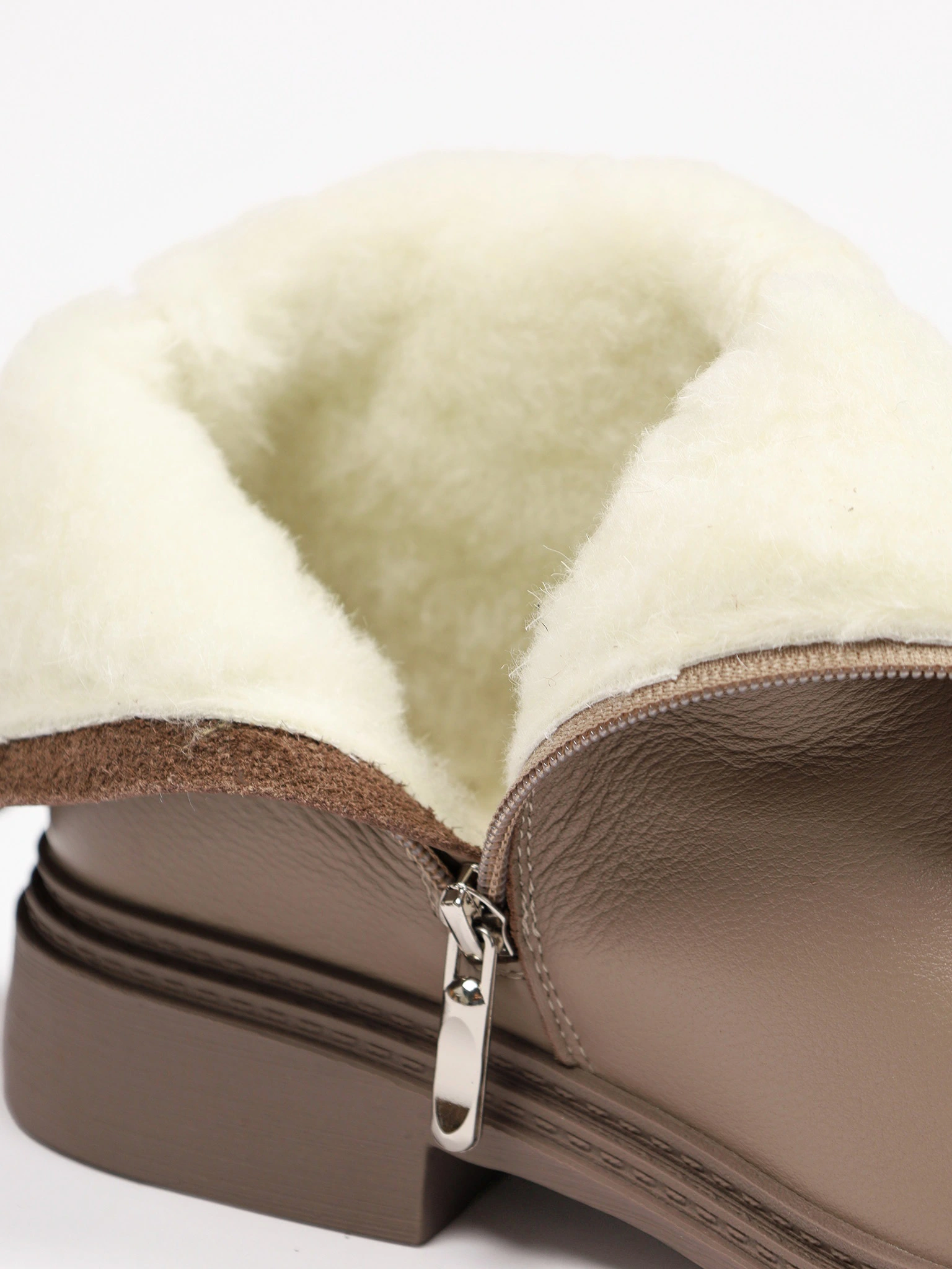 Ботинки серого цвета на среднем широком каблуке